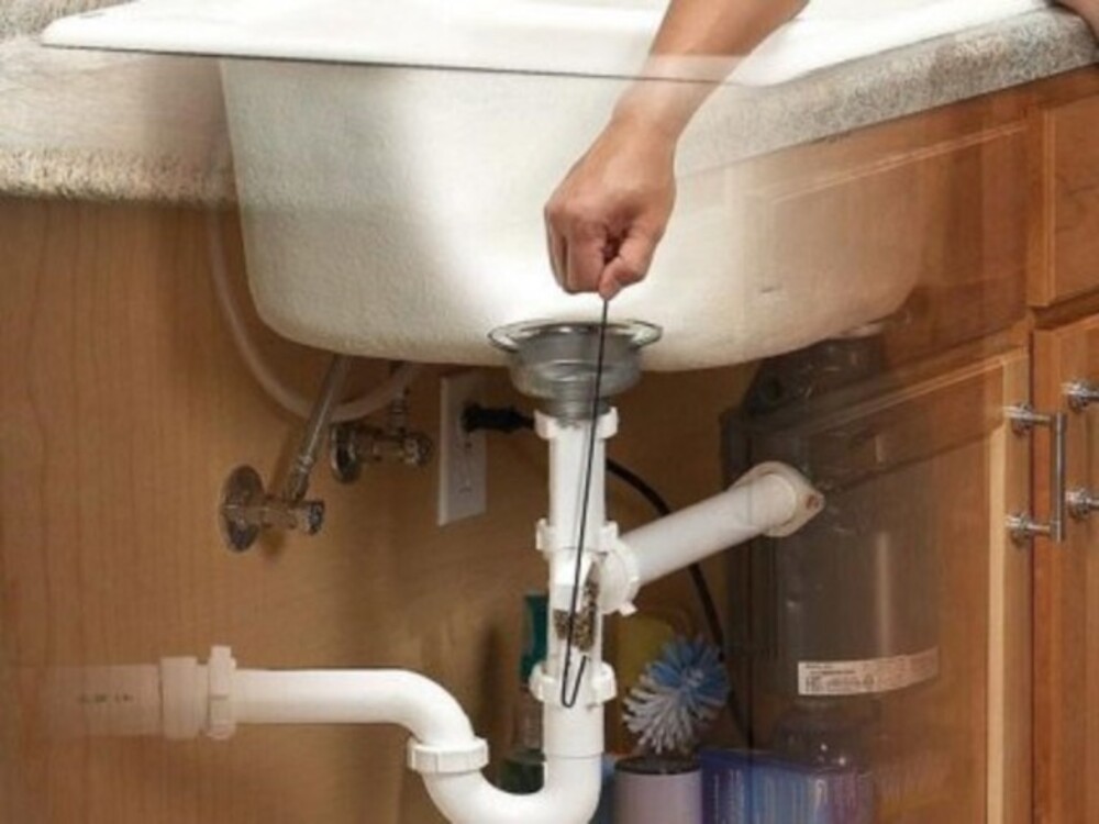 thông tắc bồn rửa bát bằng móc quần áo